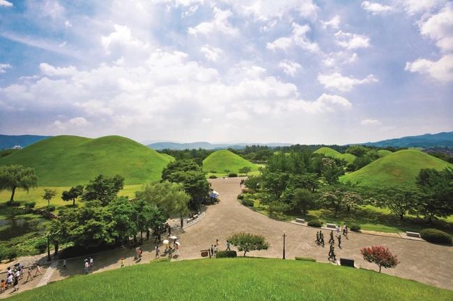 13:30 ~ 14:30 Daereungwon (Ancient Tombs)