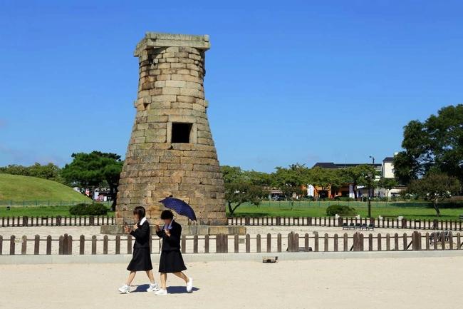 15:00 ~ 16:30 Cheomseongdae, Gyochon Village and Woljeong Bridge