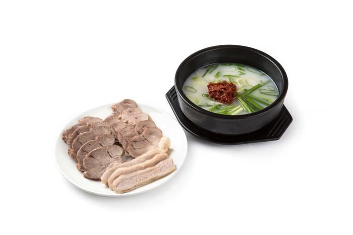 수육백반/Suyuk Baekban (Steamed pork with set meal)